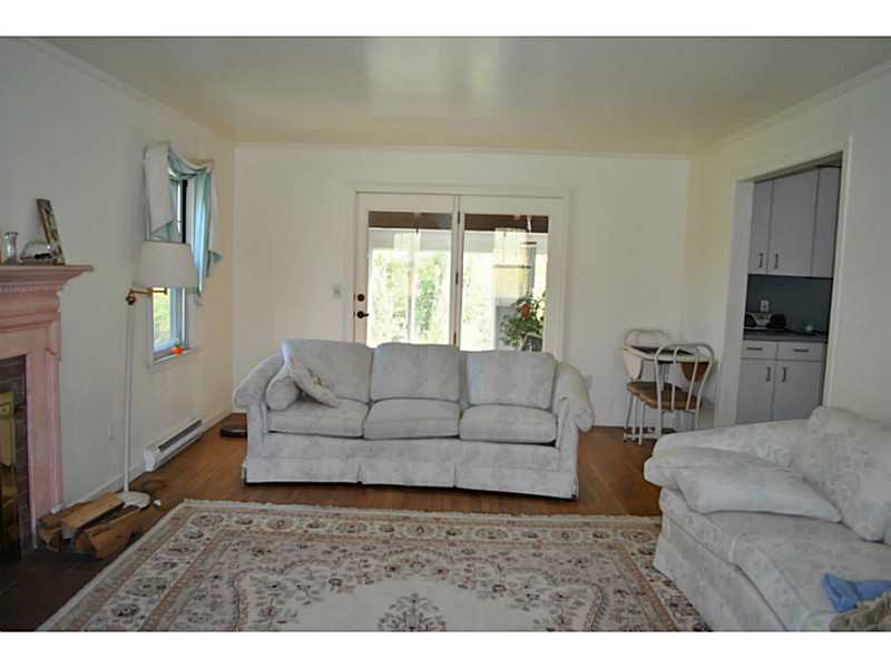 30 Ridge Road Newport, RI 02840 - Photo 3 of 12 Living Room.