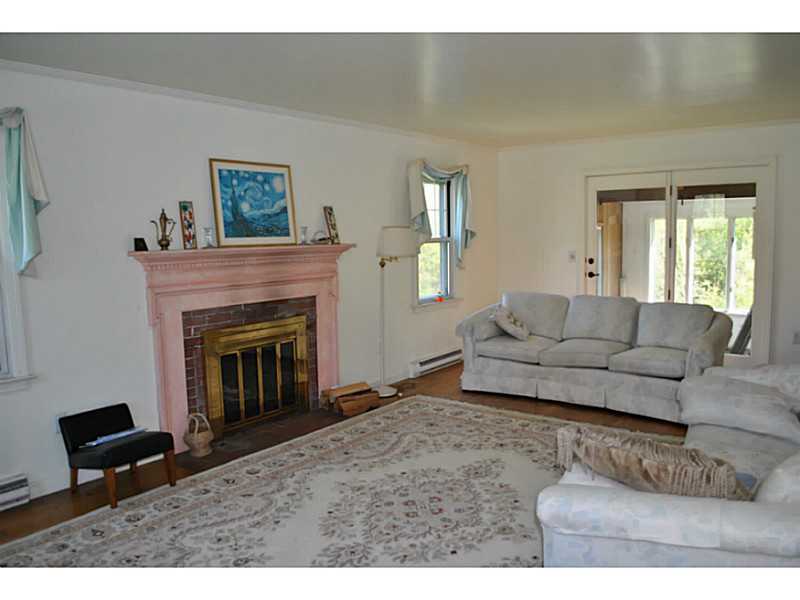 30 Ridge Road Newport, RI 02840 - Photo 4 of 12 Living Room.