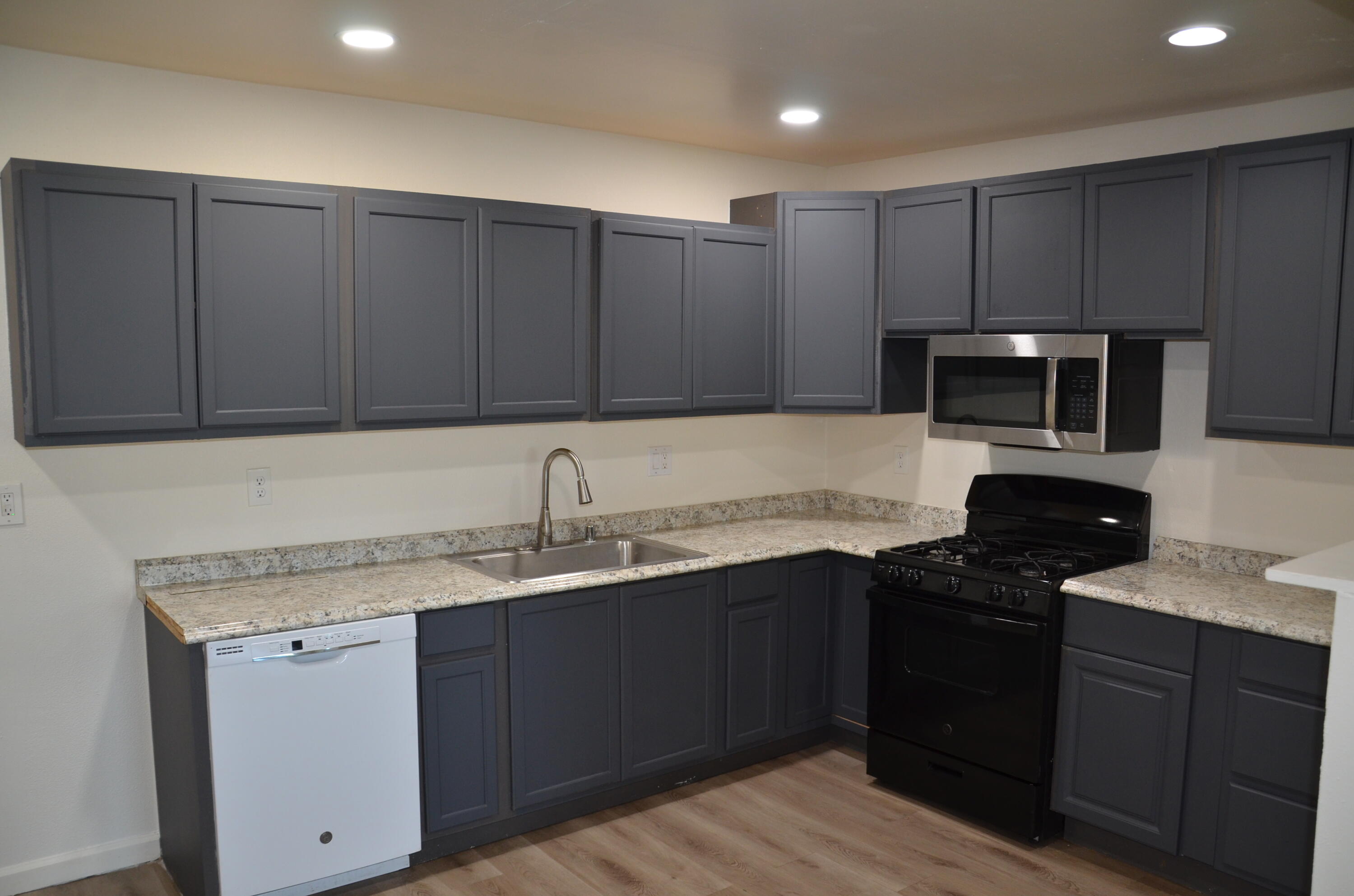 237 Smith Avenue Lemoore, CA 93245 - Photo 5 of 26 DSC_5015
