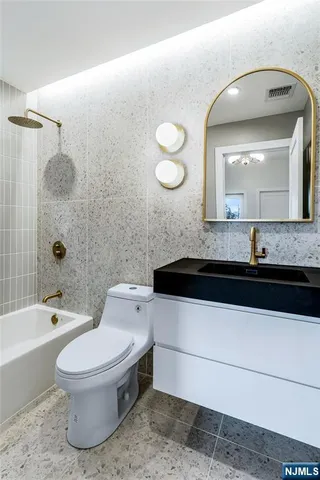 $750,000 | 3 Bonn Place, Unit 2, Weehawken, NJ 07086