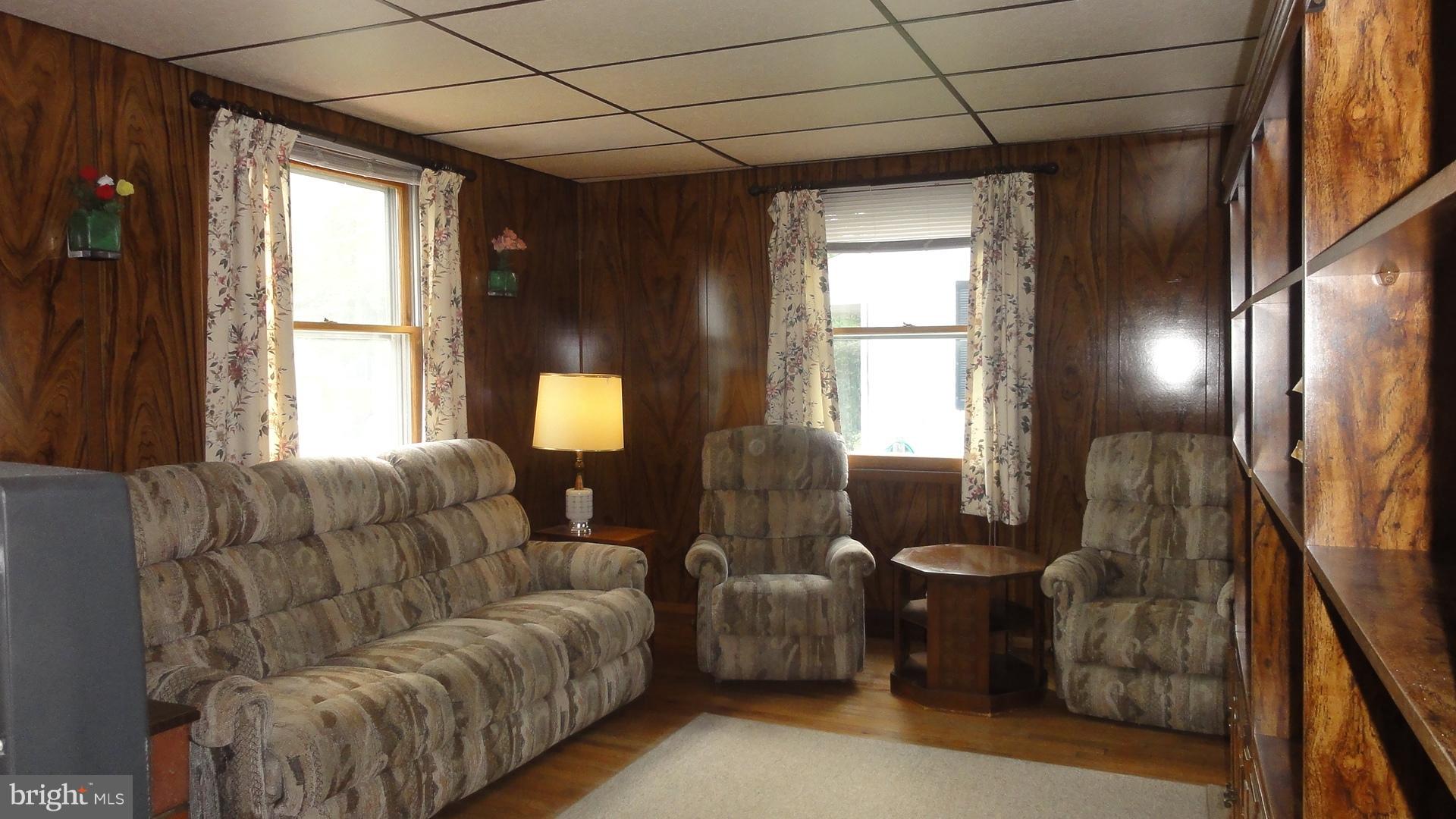 8274 Bullneck Road Baltimore, MD 21222 - Photo 16 of 25 Living Room