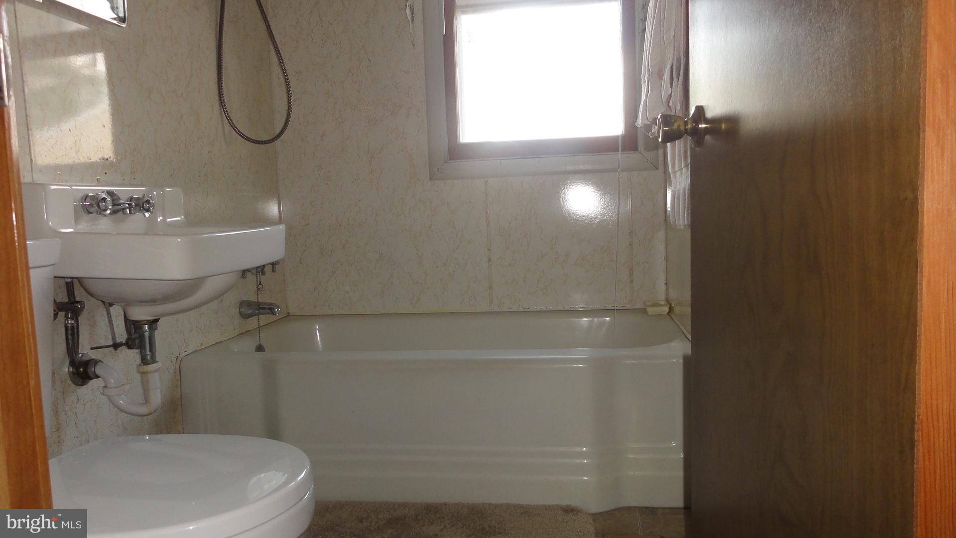 8274 Bullneck Road Baltimore, MD 21222 - Photo 23 of 25 Bath