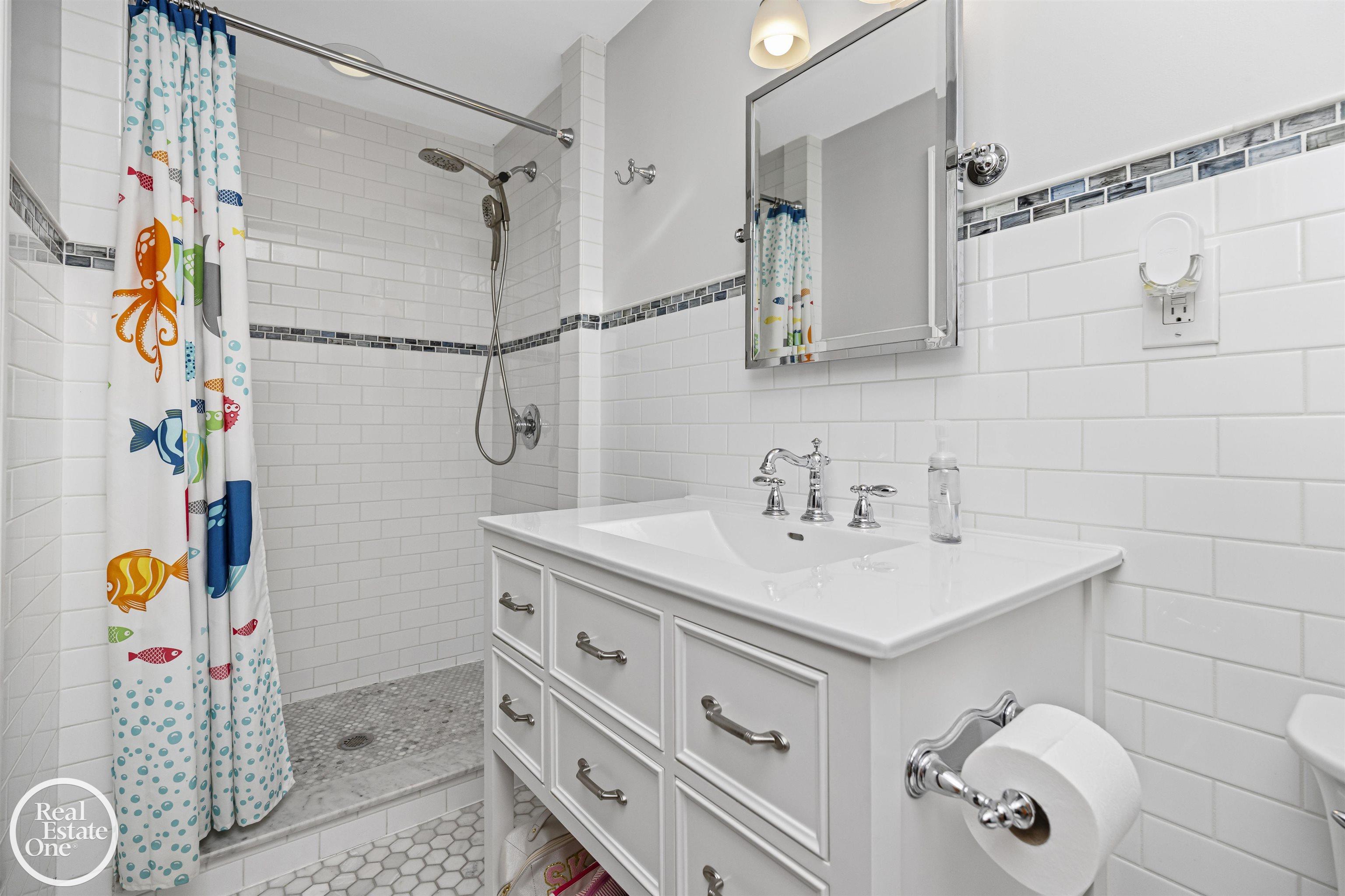 644 Hawthorne Road Grosse Pointe, MI 48236 - Photo 39 of 79 second floor full bathroom