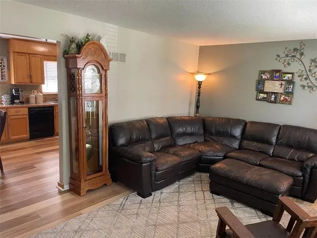 $275,000 | 102 Southwest Moore Court, Blue Springs, MO 64014