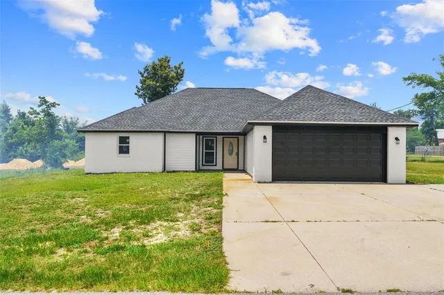 a view of a house with backyard