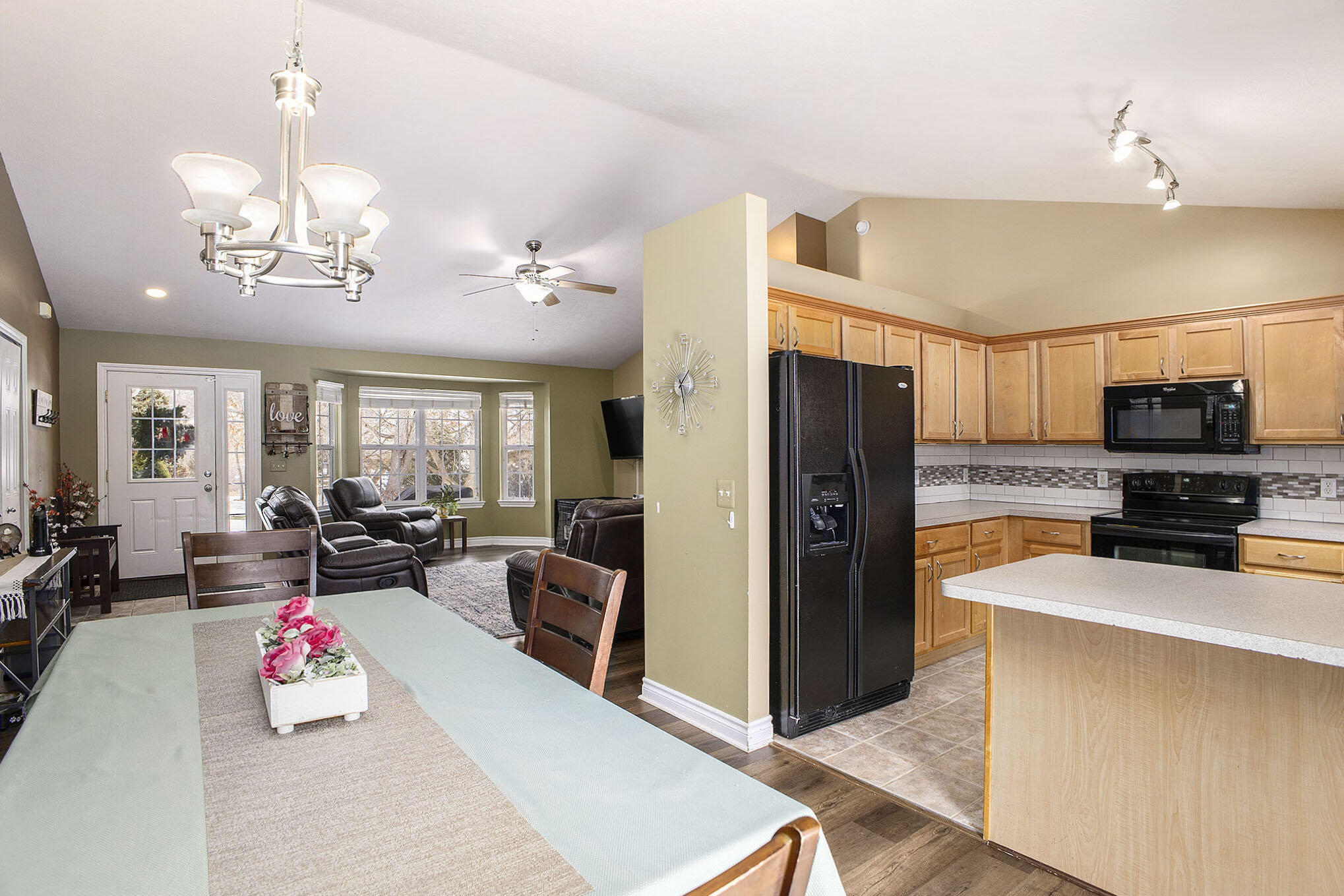 9843 Iosco Ridge Drive Gregory, MI 48137 - Photo 6 of 25 Dining room