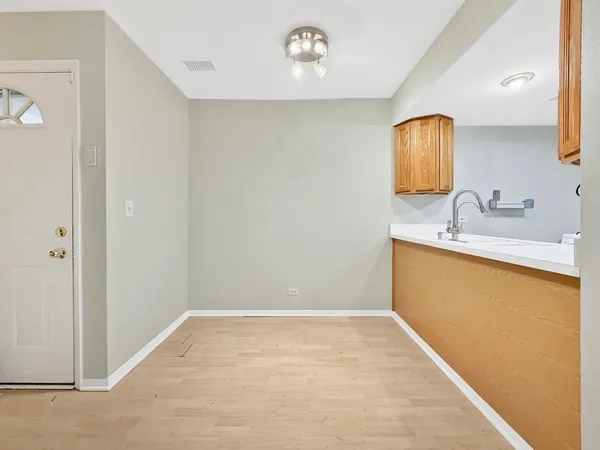 $1,800 | 1978 Kenilworth Circle, Unit H, Hoffman Estates, IL 60169