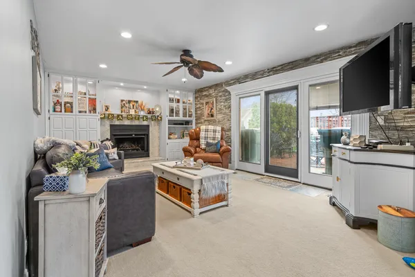 $590,000 | 340 Stonehurst Lane, Roselle, IL 60172