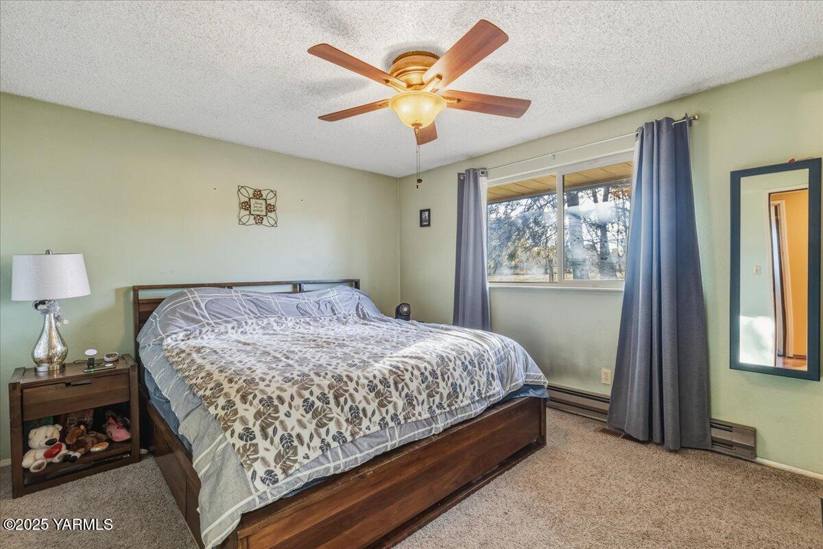 100 Kenyon Lane Selah, WA 98942 - Photo 19 of 30 Primary Bedroom