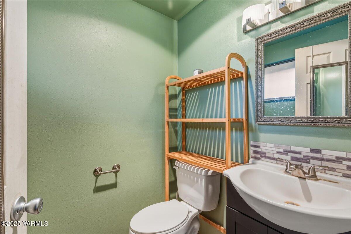 100 Kenyon Lane Selah, WA 98942 - Photo 20 of 30 Primary 1/2 Bath