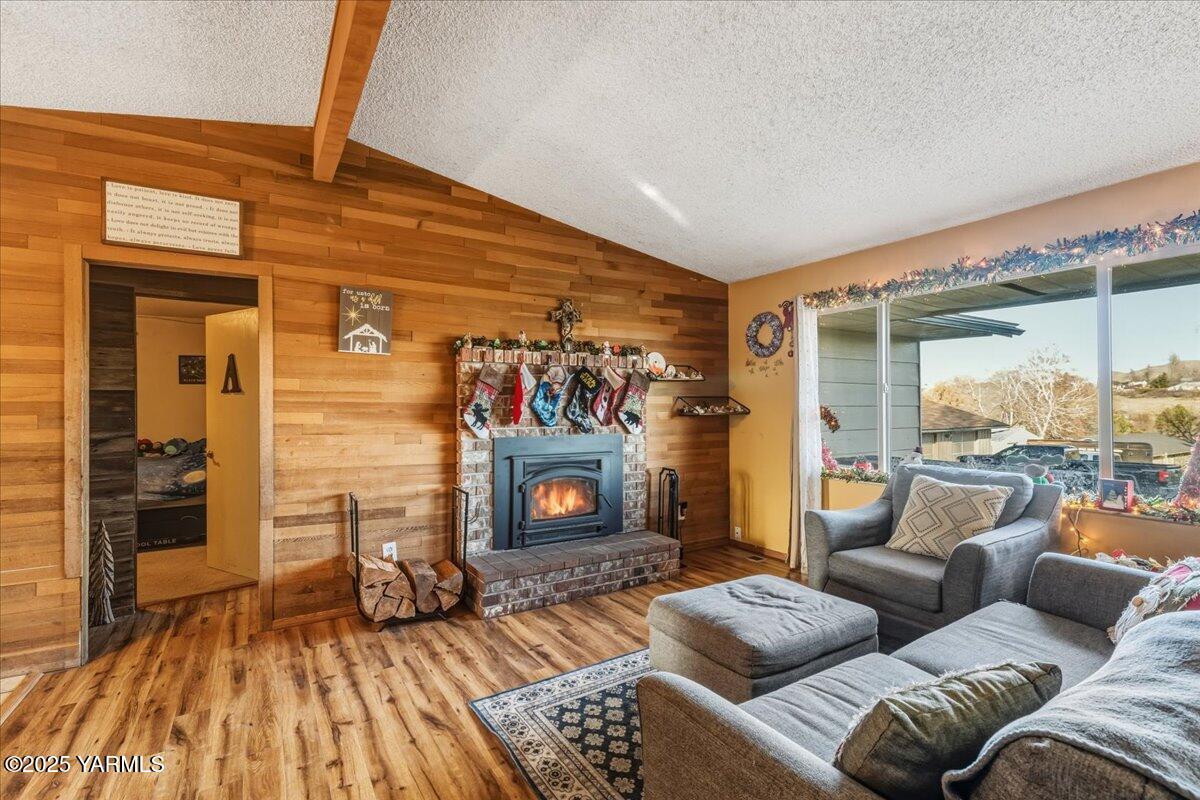 100 Kenyon Lane Selah, WA 98942 - Photo 5 of 30 Living Room