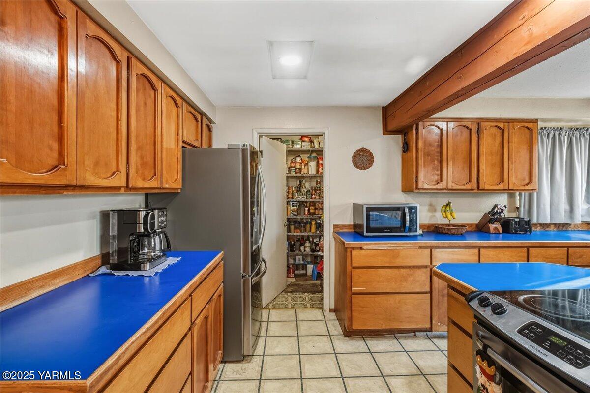 100 Kenyon Lane Selah, WA 98942 - Photo 7 of 30 Kitchen
