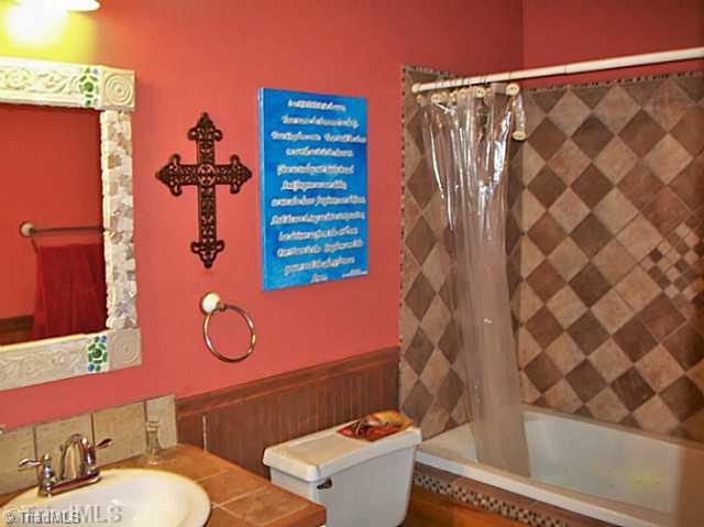 331 Cambridge Road Lexington, NC 27292 - Photo 12 of 15 Bath.