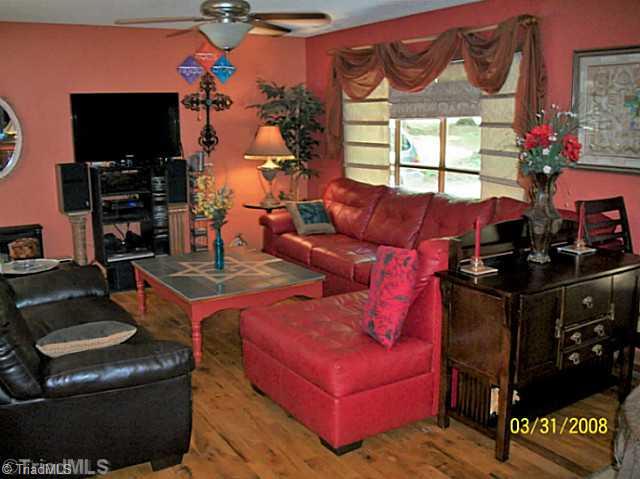 331 Cambridge Road Lexington, NC 27292 - Photo 5 of 15 Living Room.