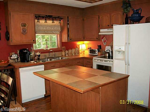331 Cambridge Road Lexington, NC 27292 - Photo 8 of 15 Kitchen.