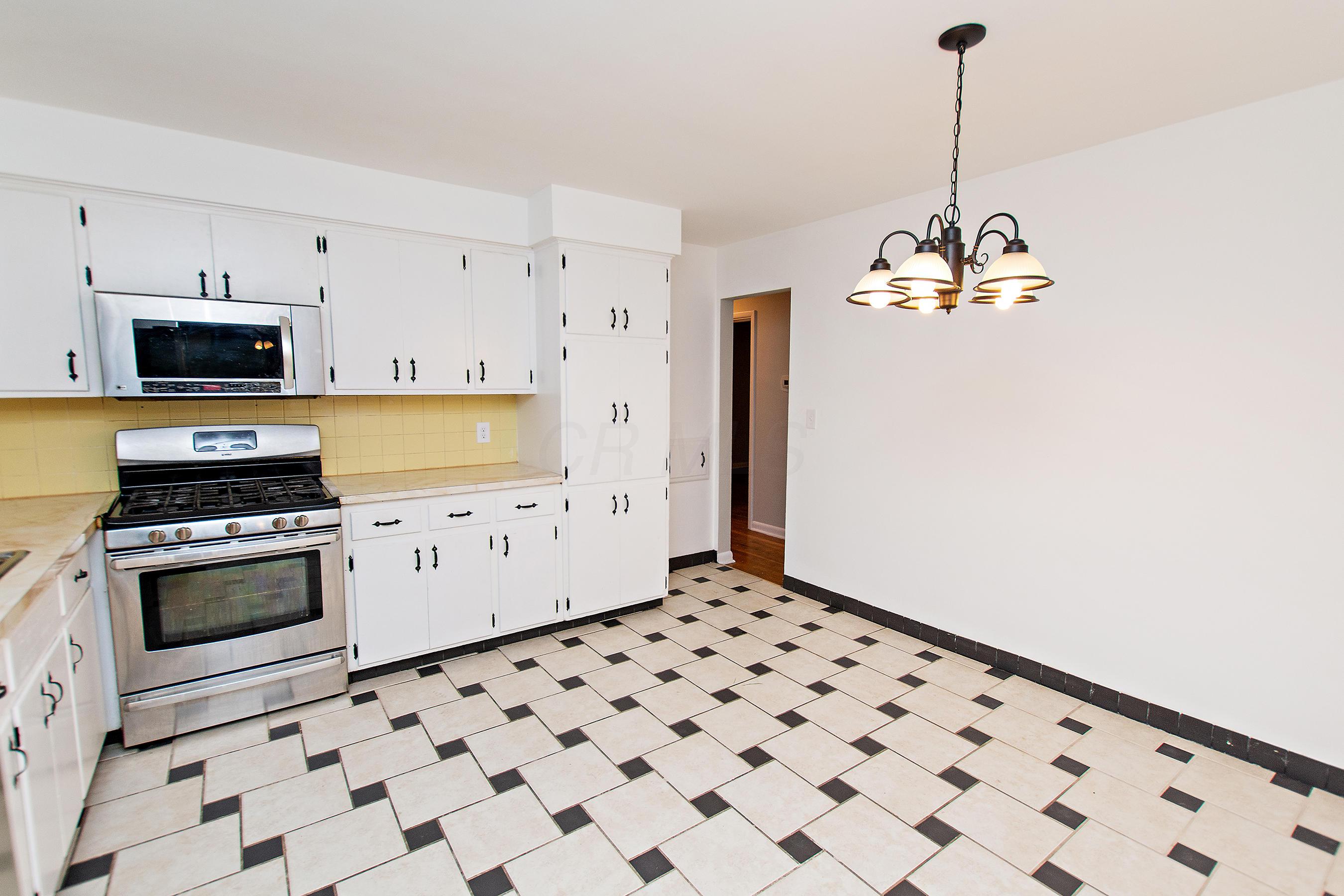 2066 Lytham Road Columbus, OH 43220 - Photo 12 of 36