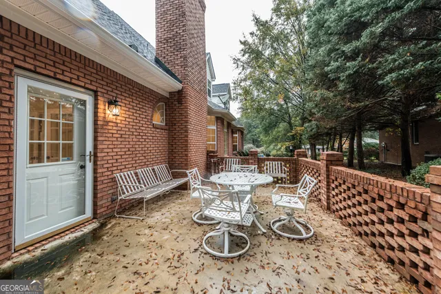 a view of a house with backyard and trees