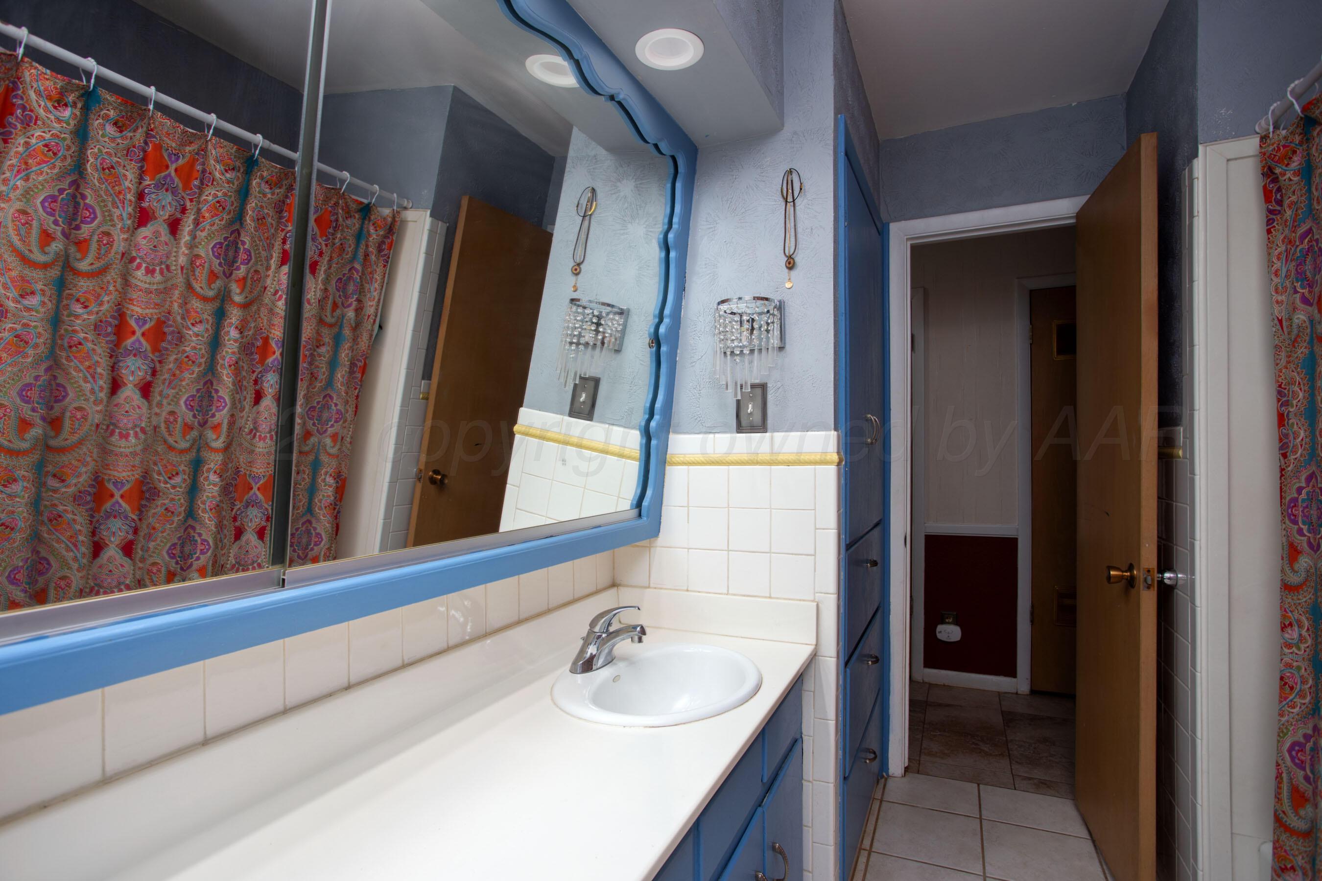 6204 Jameson Road Amarillo, TX 79106 - Photo 23 of 33 Main bath