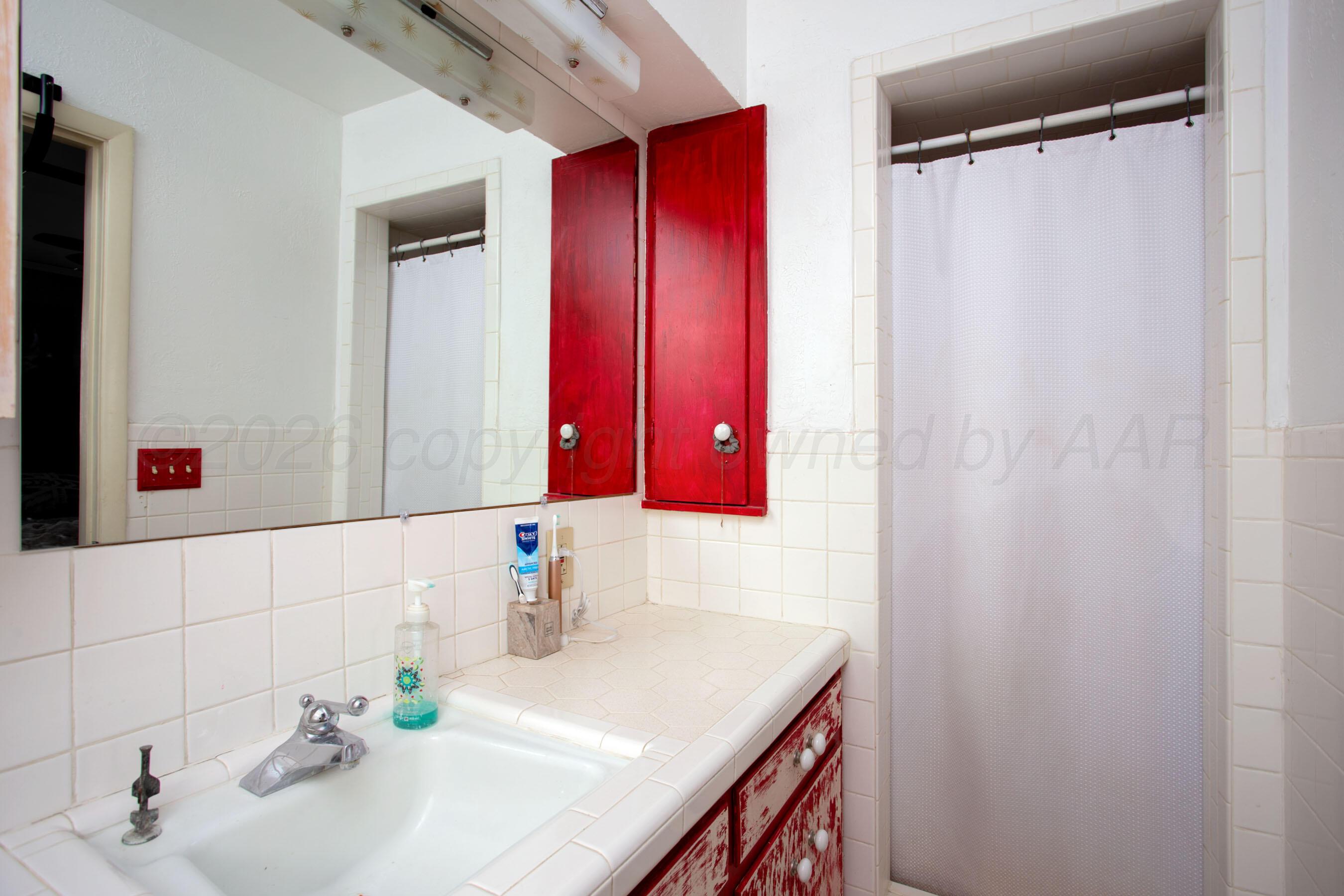 6204 Jameson Road Amarillo, TX 79106 - Photo 26 of 33 Primary bath