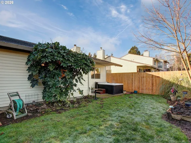 a view of a backyard