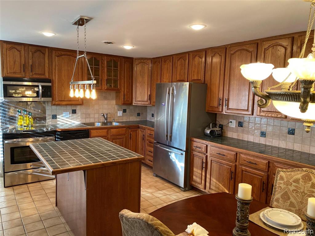 51811 Card Road Macomb, MI 48042 - Photo 3 of 25