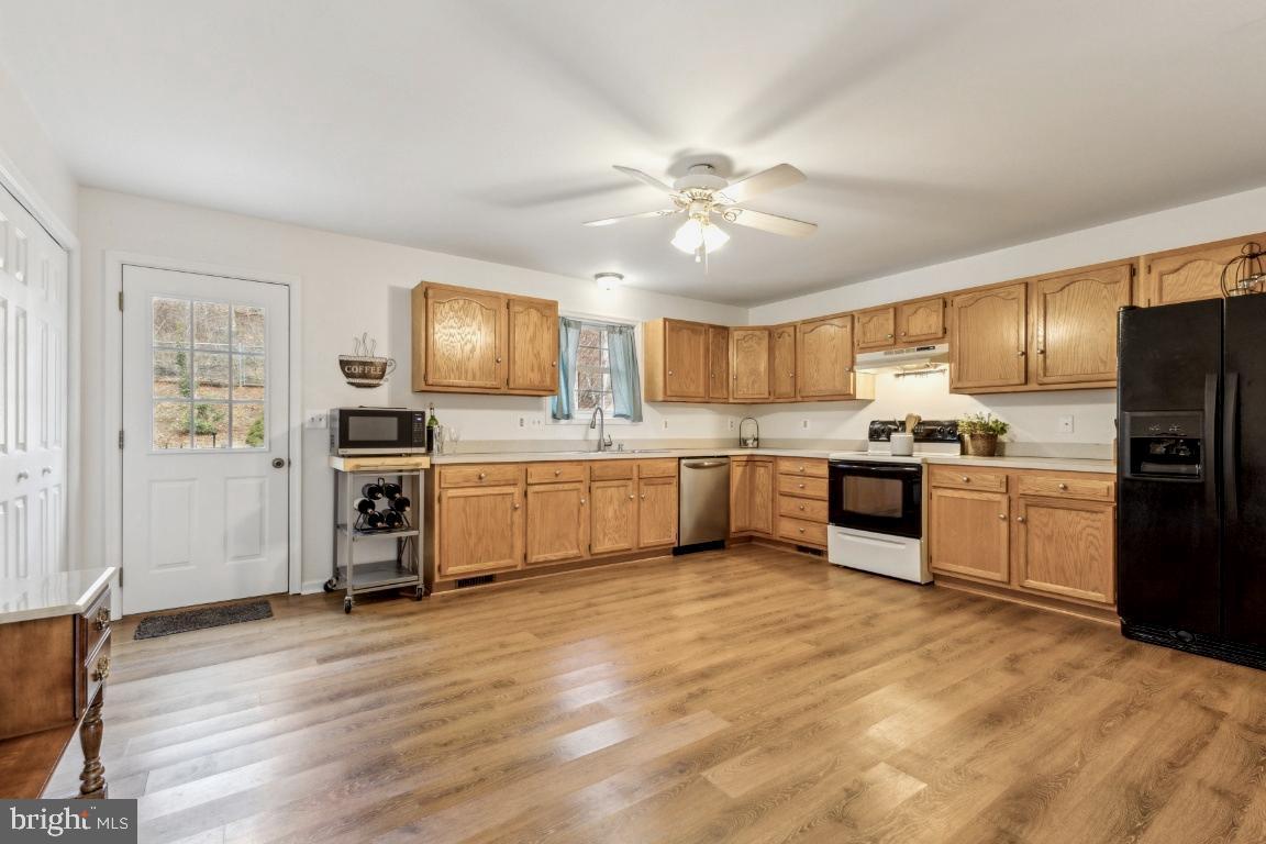 132 West Criser Road Front Royal, VA 22630 - Photo 6 of 30 HUGE Kitchen
