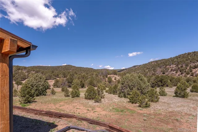 a view of a houses with a yard