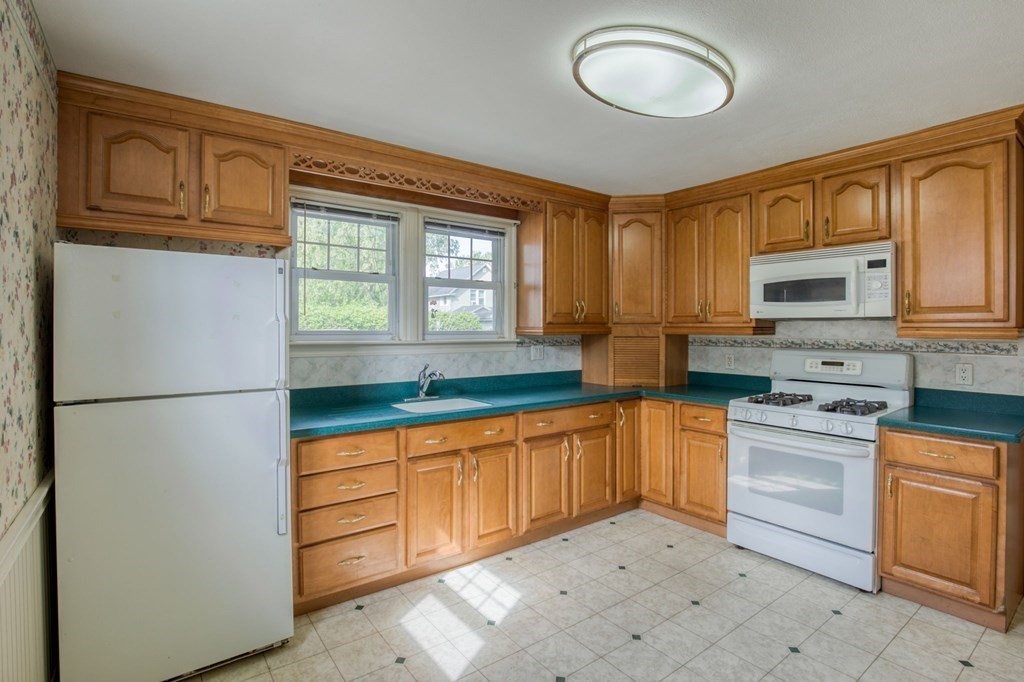 223 East Street Springfield, MA 01104 - Photo 4 of 24 Gallery Image 4