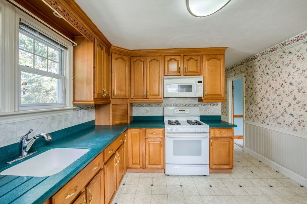 223 East Street Springfield, MA 01104 - Photo 5 of 24 Gallery Image 5