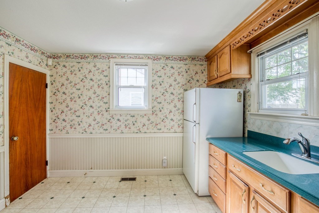 223 East Street Springfield, MA 01104 - Photo 7 of 24 Gallery Image 7