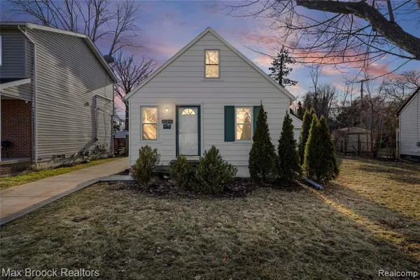 $154,900 | 20240 Hollywood Street, Harper Woods, MI 48225