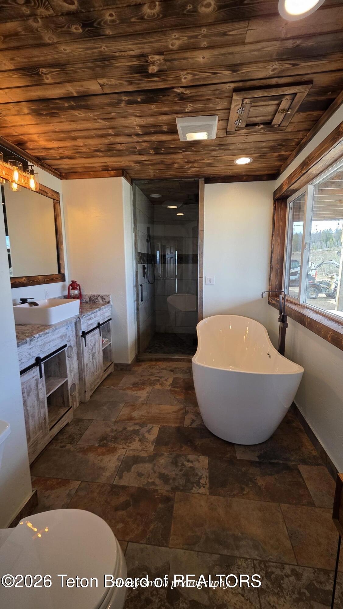 118 Upper Picnic Ridge Road Bondurant, WY 82922 - Photo 26 of 33 soak tub