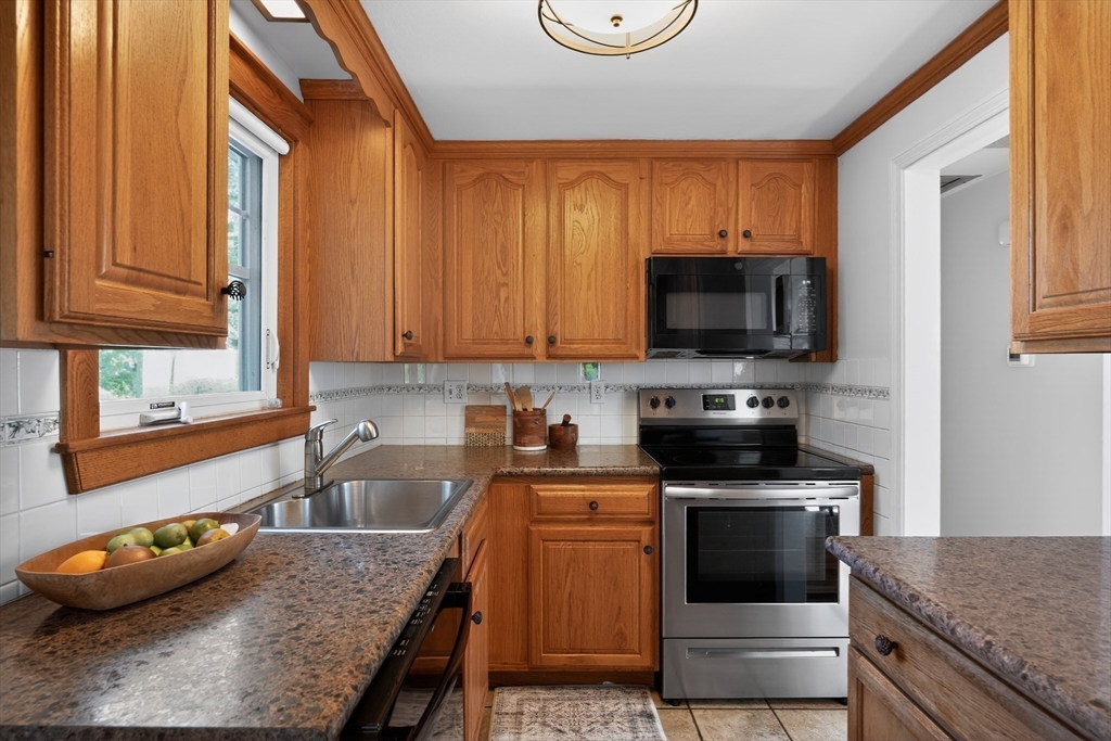 3 Rindone Street Holbrook, MA 02343 - Photo 9 of 32