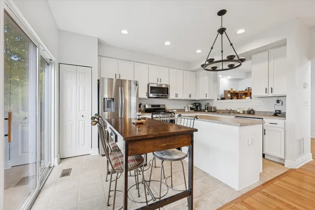 $289,000 | 7011 Clearwater Drive, Plainfield, IL 60586