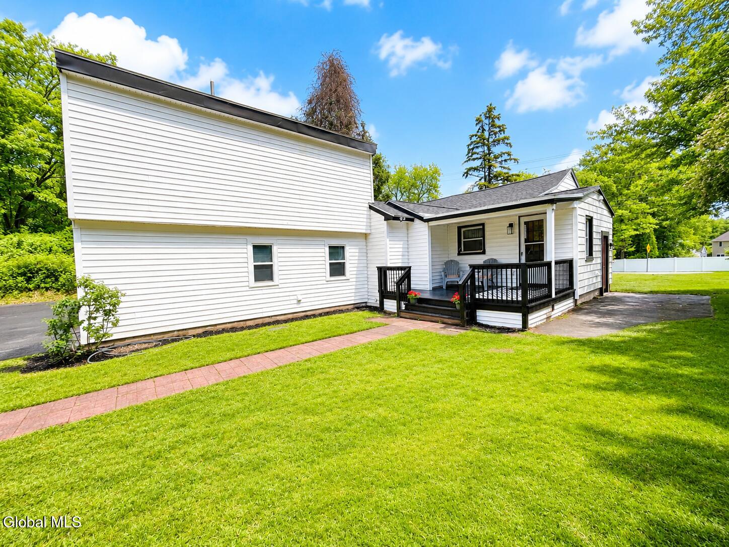 905 Balltown Road Niskayuna, NY 12309 - Photo 5 of 41 Right Rear