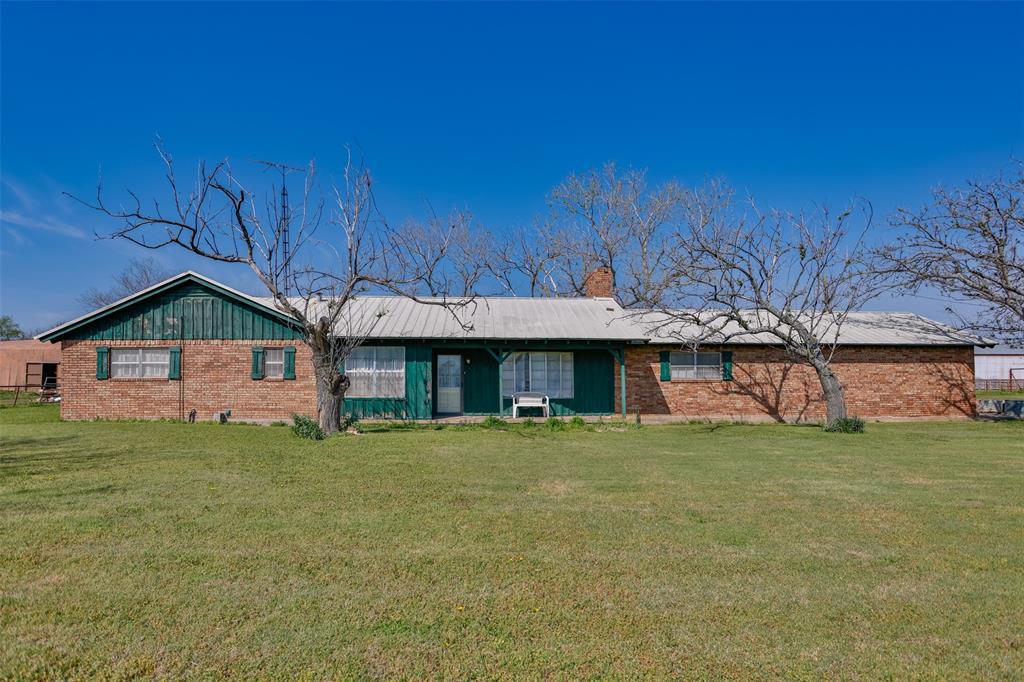 3511 Interstate 35 Gainesville, TX 76240 - Photo 11 of 40 a front view of a house with a yard