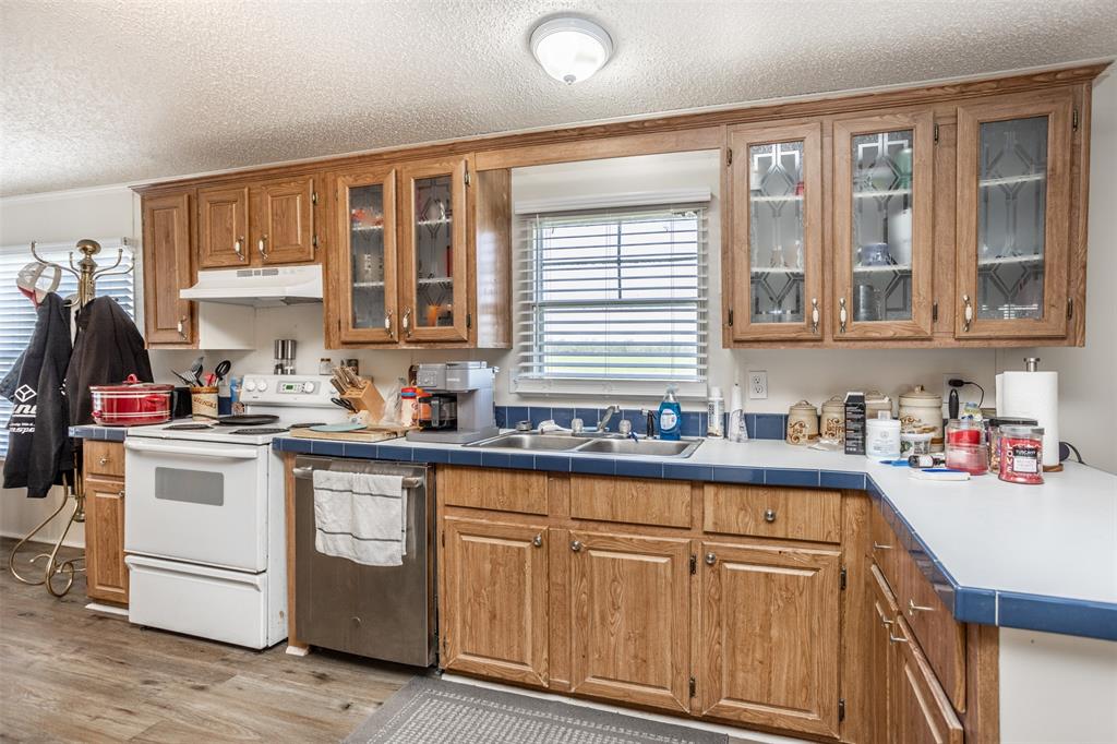 3511 Interstate 35 Gainesville, TX 76240 - Photo 28 of 40 a kitchen with stainless steel appliances granite countertop a sink and cabinets