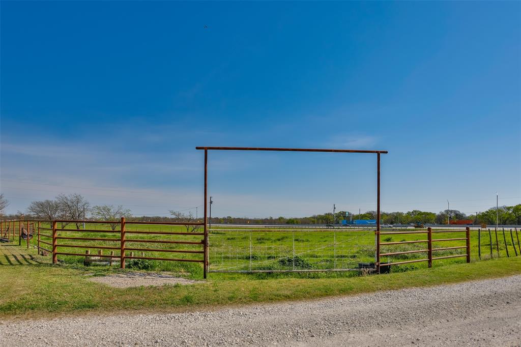 3511 Interstate 35 Gainesville, TX 76240 - Photo 10 of 40 a view of a back yard