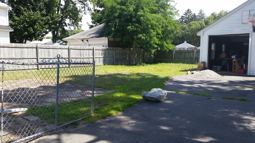 15 Sterling Street Springfield, MA 01107 - Photo 3 of 4 Gallery Image 3