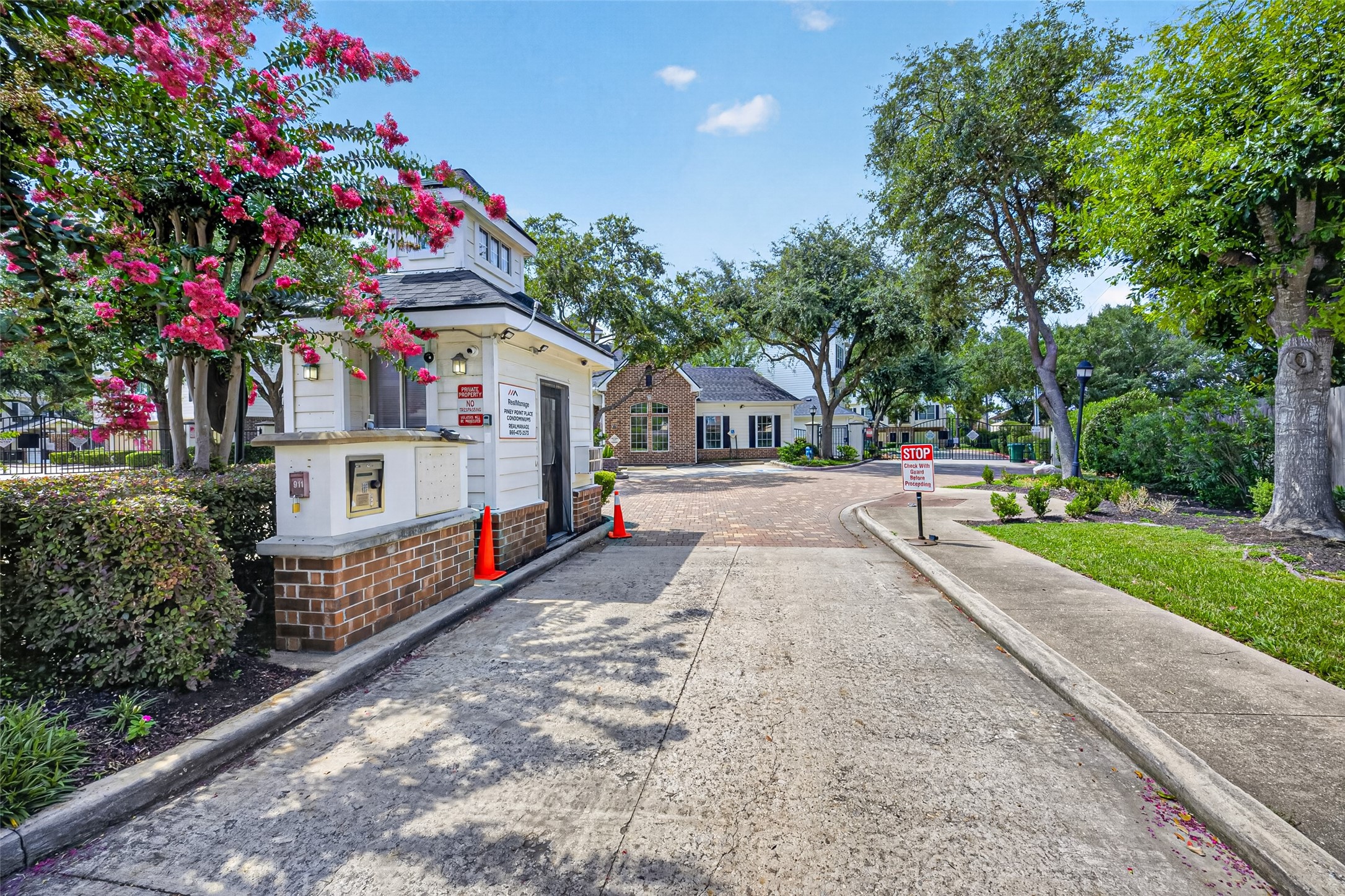 9200 Westheimer Road, Unit 1102 Houston, TX 77063 - Photo 16 of 17 Gated community