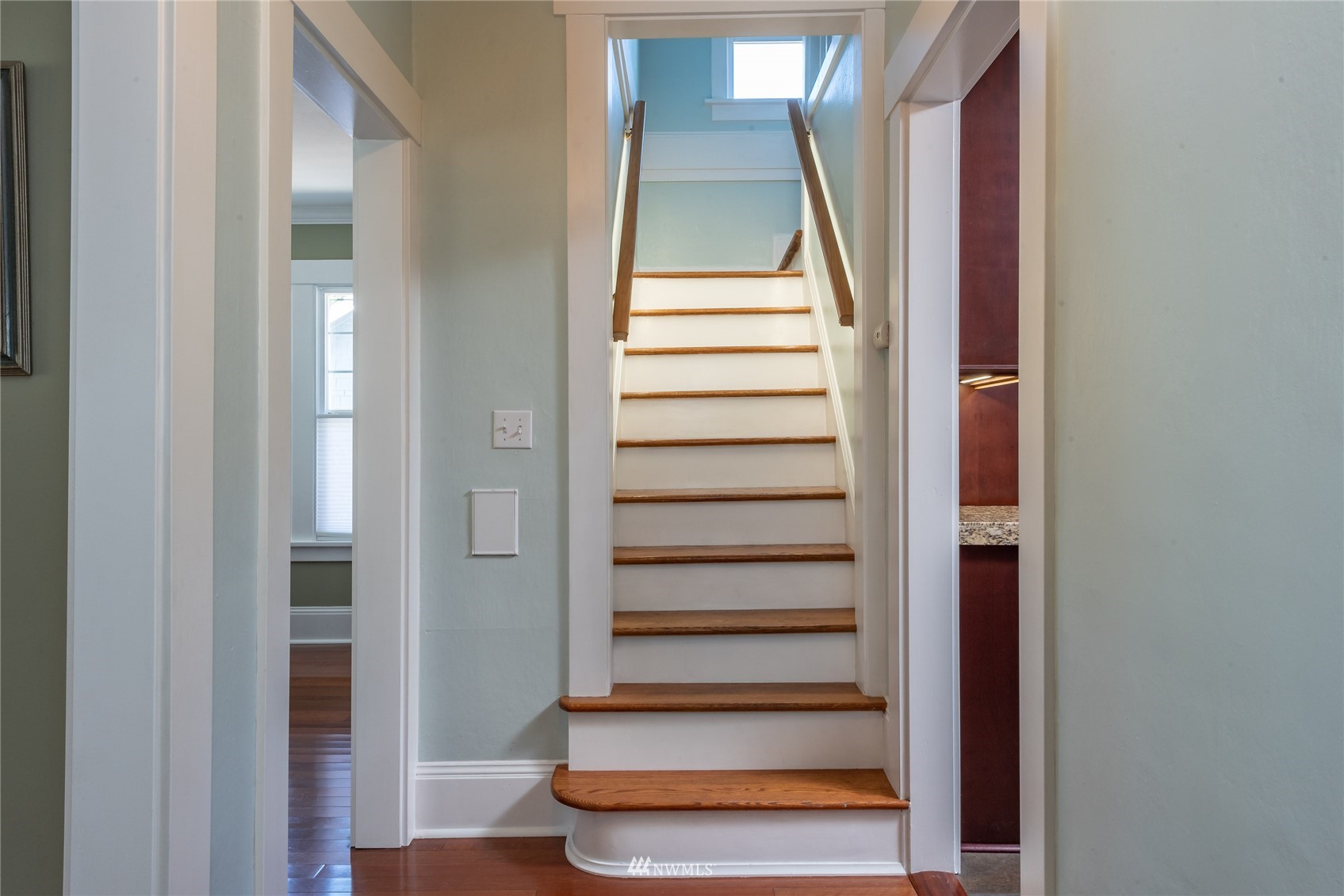 715 Sumner Avenue Sumner, WA 98390 - Photo 23 of 39 a view of entryway