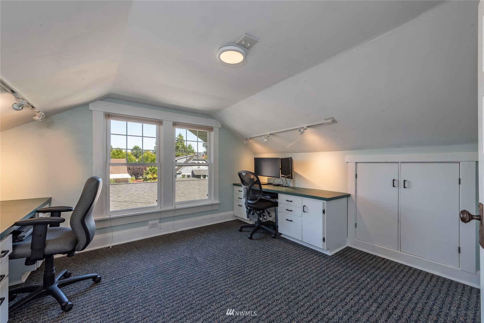 715 Sumner Avenue Sumner, WA 98390 - Photo 28 of 39 a view of workspace with furniture and windows