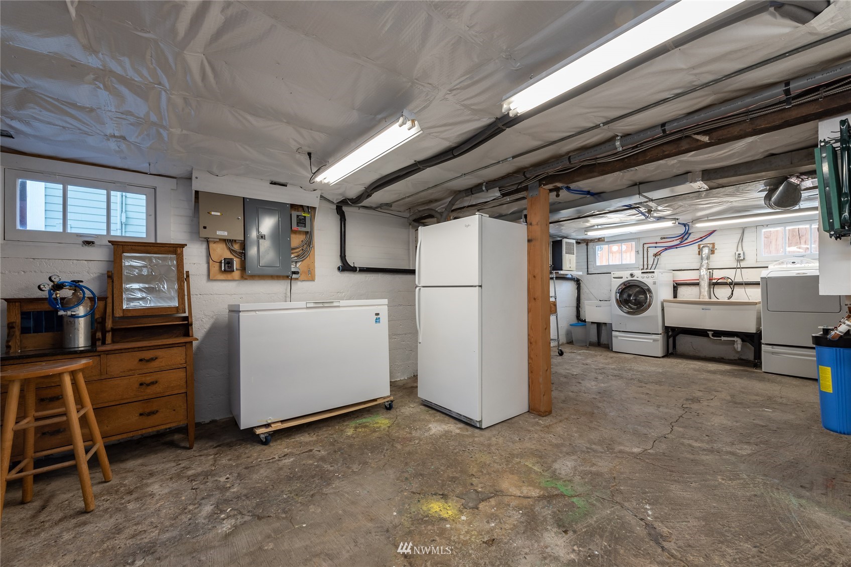 715 Sumner Avenue Sumner, WA 98390 - Photo 30 of 39 a utility room with dryer and washer
