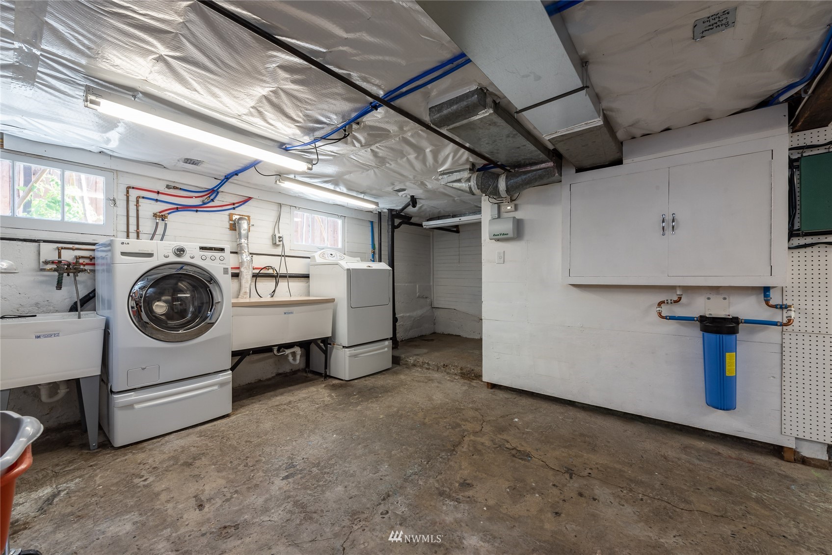 715 Sumner Avenue Sumner, WA 98390 - Photo 31 of 39 a utility room with dryer and washer