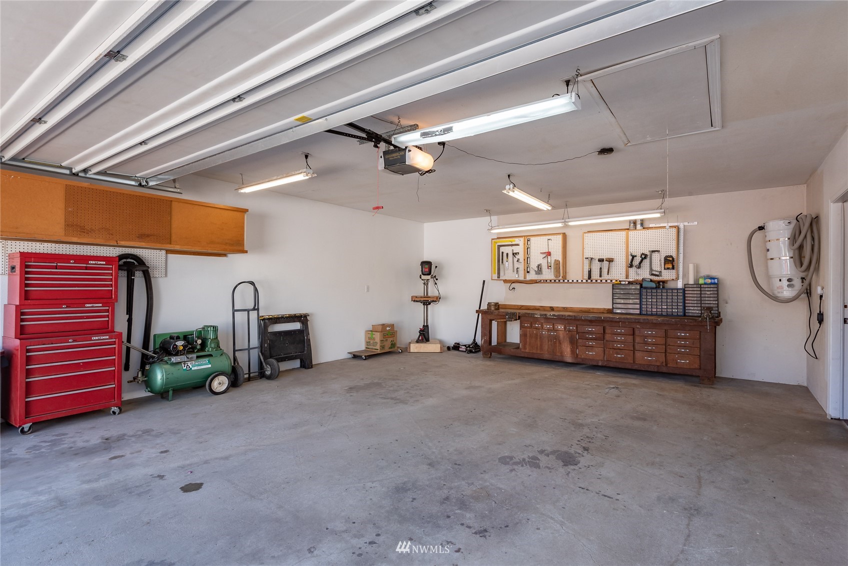 715 Sumner Avenue Sumner, WA 98390 - Photo 33 of 39 a view of a livingroom with furniture and a ceiling fan