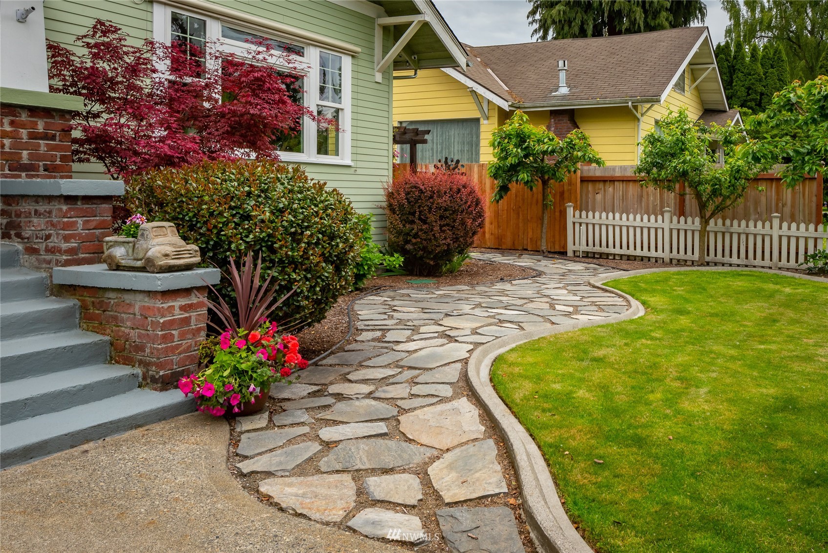 715 Sumner Avenue Sumner, WA 98390 - Photo 37 of 39 a view of a backyard with plants