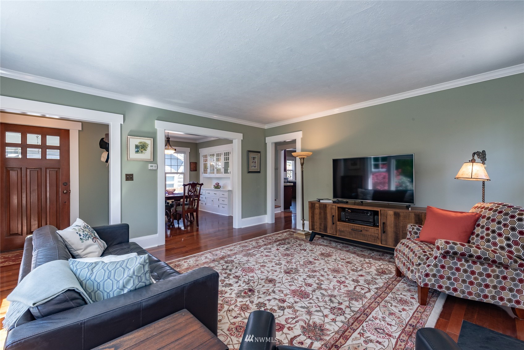 715 Sumner Avenue Sumner, WA 98390 - Photo 8 of 39 a living room with furniture and a flat screen tv