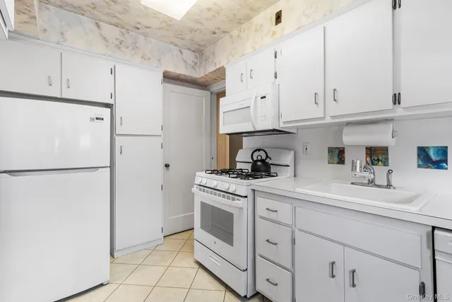 $849,999 | 19 Dallas Avenue, New Hyde Park, NY 11040