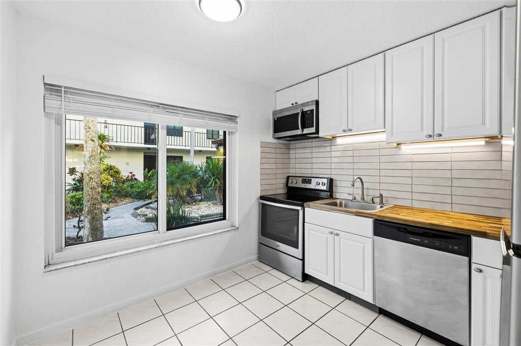 2209 Belleair Road, Unit C5 Clearwater, FL 33764 - Photo 10 of 30 a kitchen that has a sink and a stove
