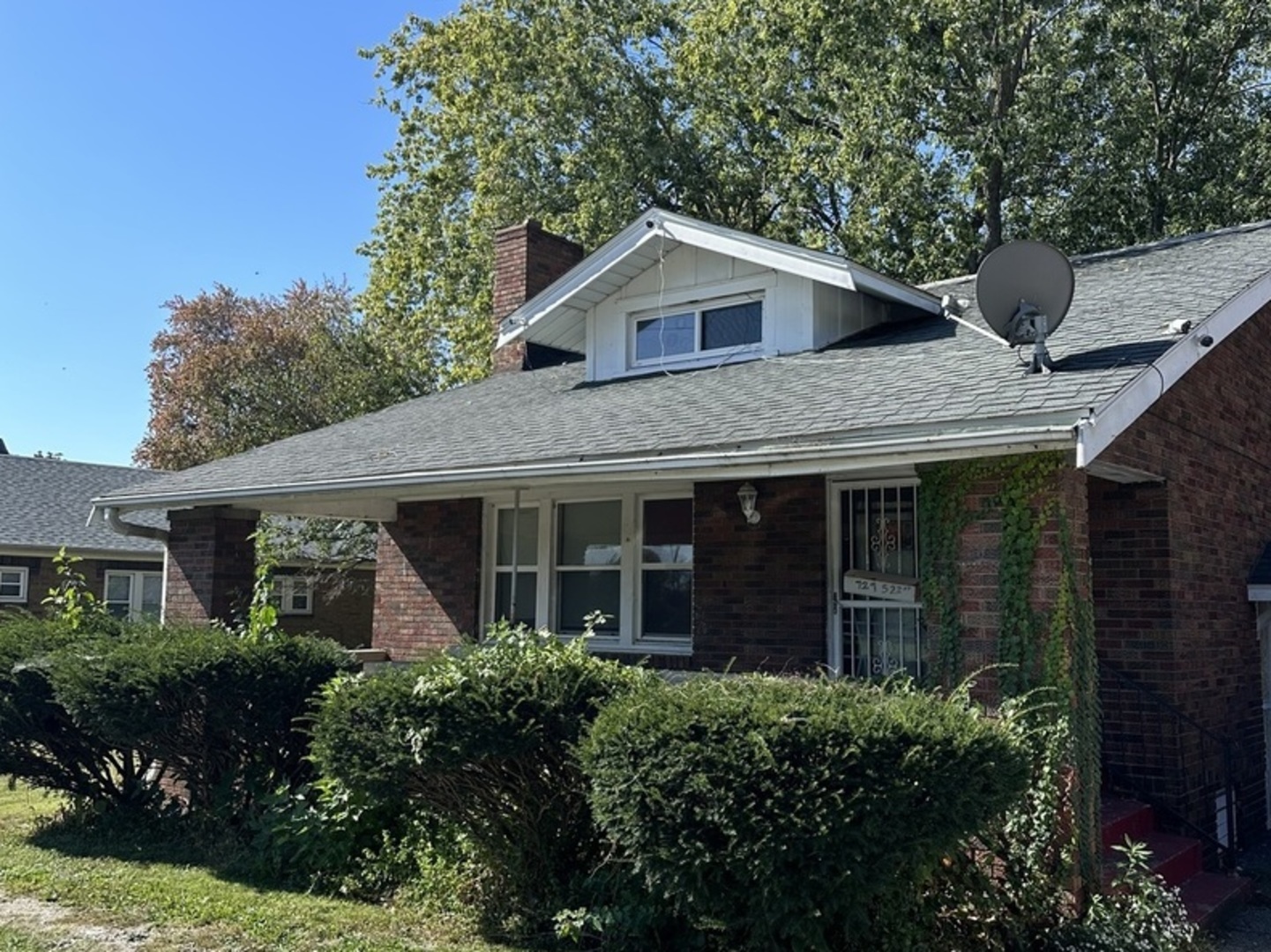 729 South 22nd Street Decatur, IL 62521 - Photo 2 of 22 a front view of a house with a yard
